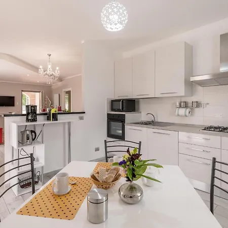 Lovely In With Kitchen * Amelia